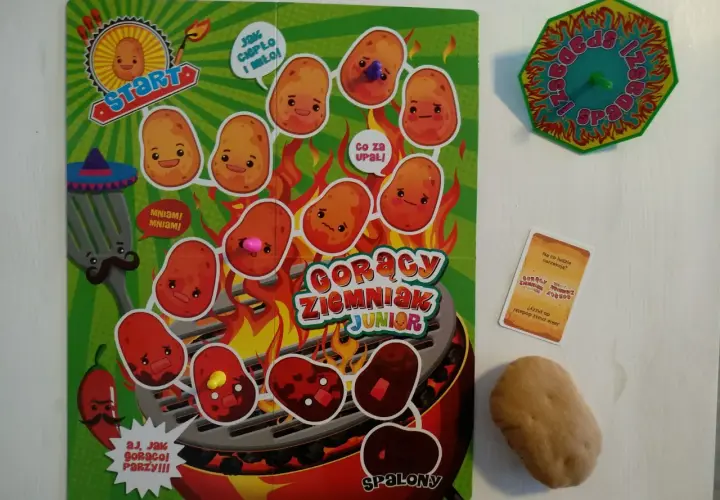 Plansza do gry "Gorący Ziemniak Junior" z zabawnymi ziemniaczkami na grillu. Dowiedz się, jak się gra w gorącego ziemniaka!