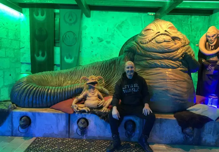 Un fan de Star Wars Valladolid posa con Jabba el Hutt y Bib Fortuna.