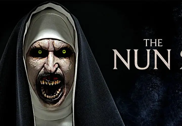 Il volto terrificante di una suora demoniaca, con occhi gialli luminosi e denti aguzzi, domina l'immagine. Il titolo "The Nun 2" suggerisce recensioni per questo film horror.