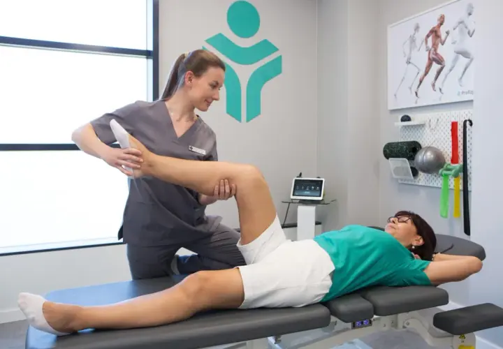 Lekarz rehabilitacji: Kiedy pomoże i czym różni się od fizjoterapeuty?