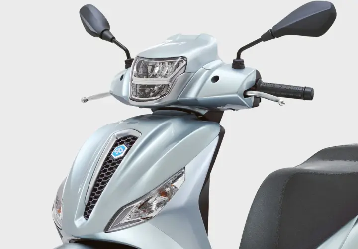 Detalle frontal de la Piaggio Medley 125 en un elegante color plateado. Se aprecian el faro, el manillar y el asiento.