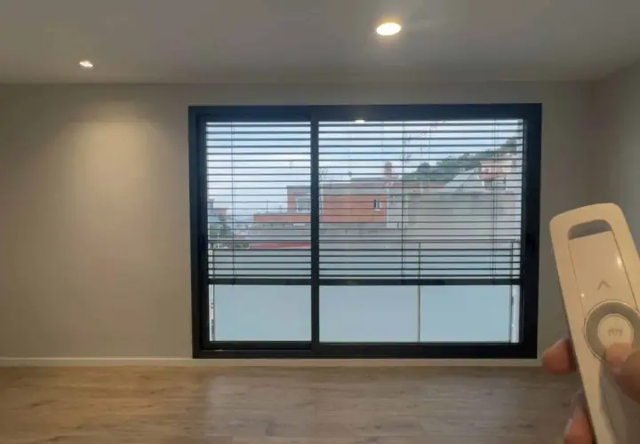 Mando a distancia para controlar persianas domotizadas. Ajusta la luz y la privacidad de tu hogar con un solo clic.