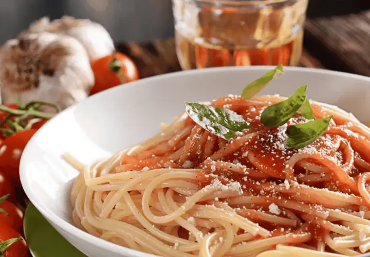 Spaghetti bez mięsa: obiad w 15 minut? Sprawdź 3 proste przepisy!