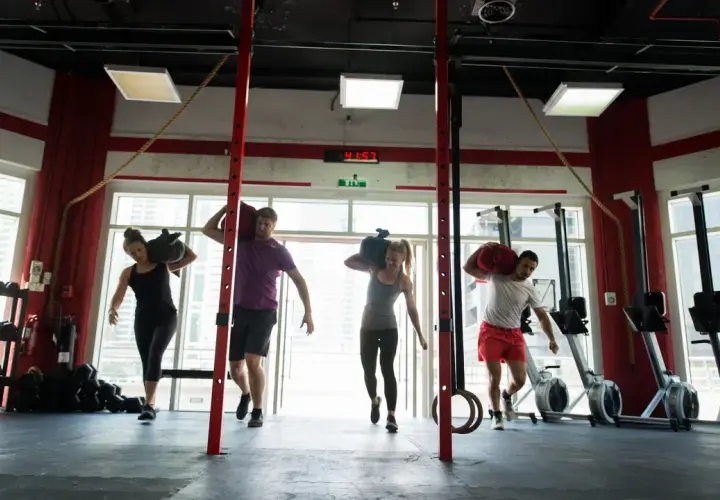 Jak wygląda trening crossfit? Kluczowe elementy i co warto wiedzieć