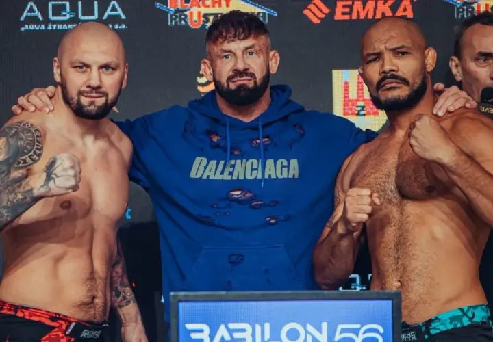 Trzech mężczyzn na scenie, dwóch zawodników MMA w gotowości do walki, jeden w niebieskiej bluzie z kapturem. Wyniki Babilon MMA już wkrótce!