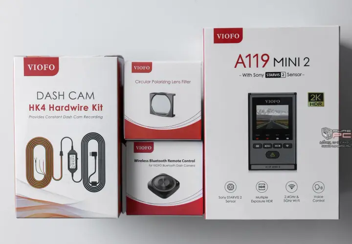 Zestaw VIOFO A119 MINI 2 z akcesoriami: hardwire kit, filtr polaryzacyjny i pilot. Instrukcja obsługi w zestawie.