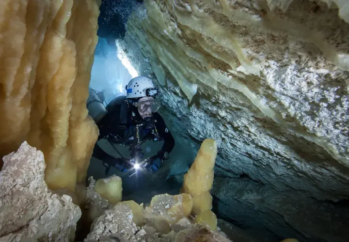 Nurkowanie w jaskiniach to fascynująca speleologia. Co to jest? To eksploracja podwodnych jaskiń, pełnych nacieków i tajemnic.