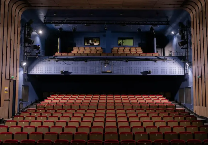 Puste rzędy foteli w teatrze im. Wandy Siemaszkowej w Rzeszowie czekają na widzów.