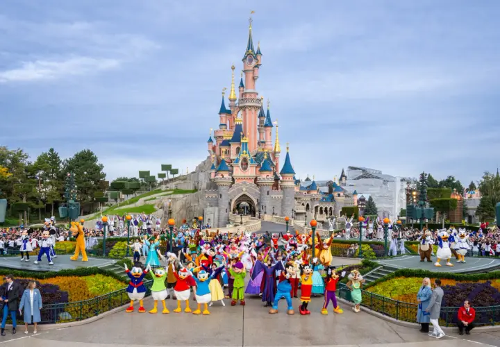 Disneyland: Gdzie na świecie? Paryż czy USA? Poradnik