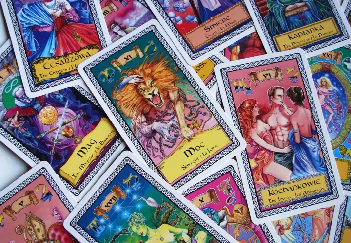 Tarot na tydzień: karty z lwami, kochankami i cesarzową sugerują siłę, relacje i władzę.