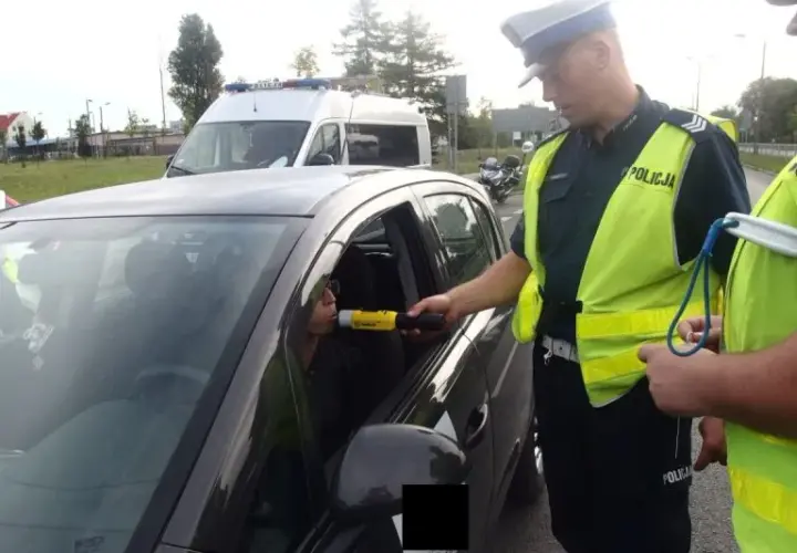 Czy badanie alkomatem na policji jest darmowe? Poznaj szczegóły!