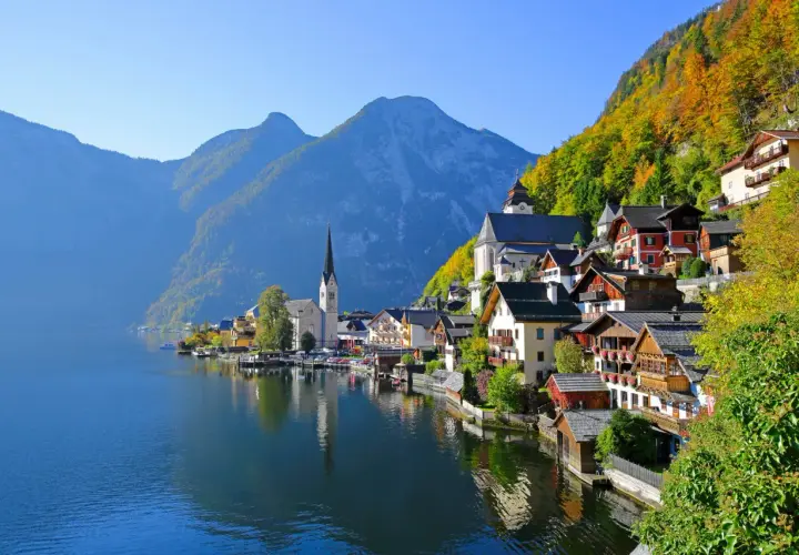 Hallstatt, Austria, malownicze miasteczko nad jeziorem, gdzie góry spotykają się z wodą. Czy Austria jest w Unii? Tak, jest członkiem UE.