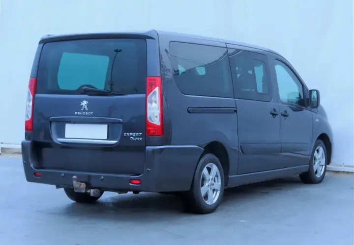 Ciemnoszary Peugeot Expert 2.0 HDI Tepee z hakiem holowniczym, widok z tyłu i boku.