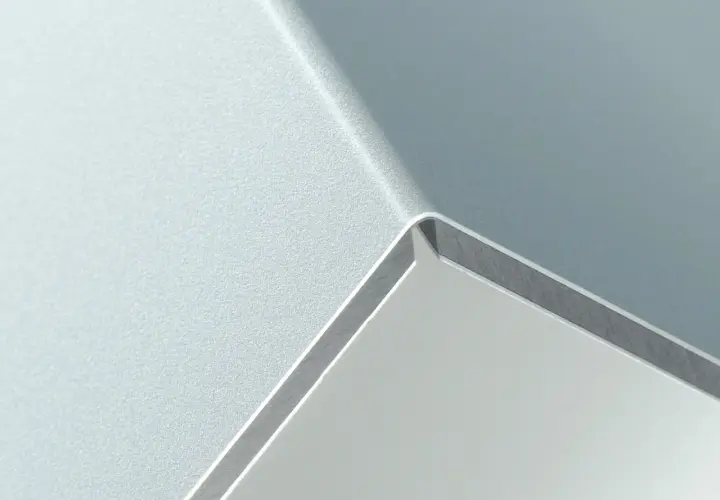 Szara, matowa powierzchnia z połyskującą krawędzią, przypominająca nowoczesny panel alucobond.