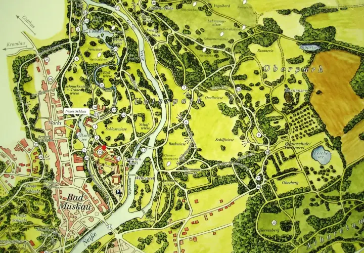 Park Mużakowski mapa: szczegółowy plan z zaznaczonymi alejkami, stawami, budynkami i polami.