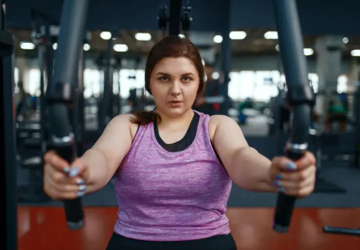 Kobieta ćwiczy na siłowni, zastanawiając się, dlaczego nie mogę schudnąć.