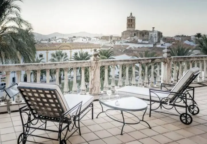 Terraza con tumbonas y vistas a la ciudad, ideal para explorar qué ver cerca de Zafra.