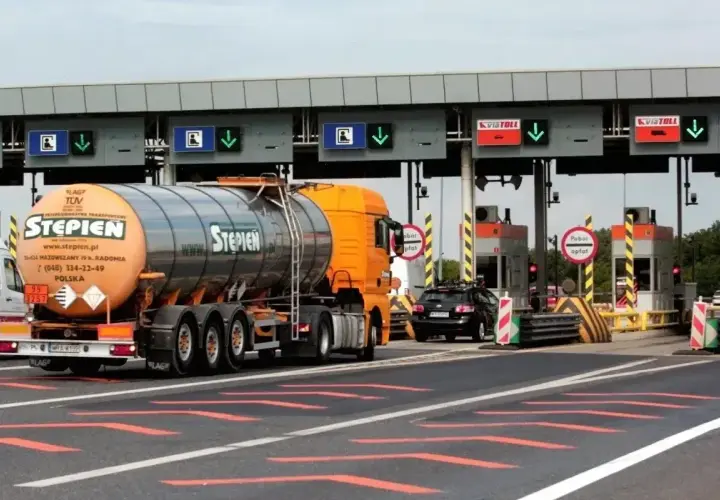 Ciężarówka z cysterną na autostradzie A4 przed punktem poboru opłat. Sprawdzam autostrada a4 cennik Gliwice-Wrocław.