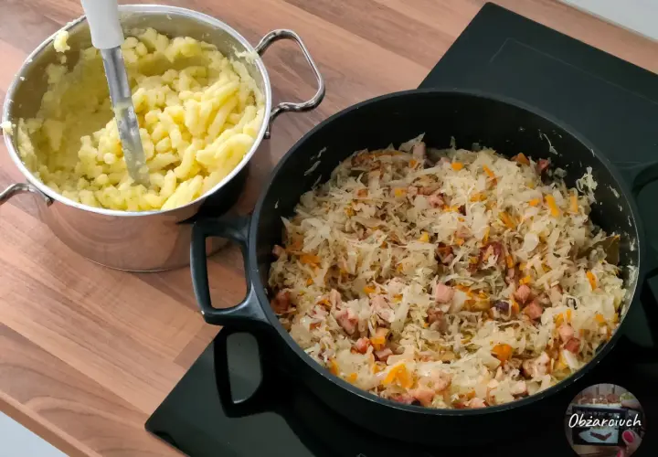 Gotowy do podania panczkraut z ziemniakami w garnku obok.