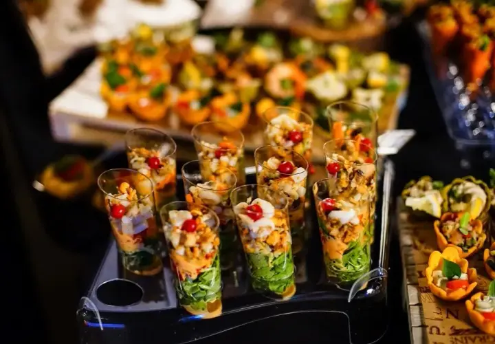 Catering: Rodzaje, style i trendy wybierz idealny dla Twojej imprezy!
