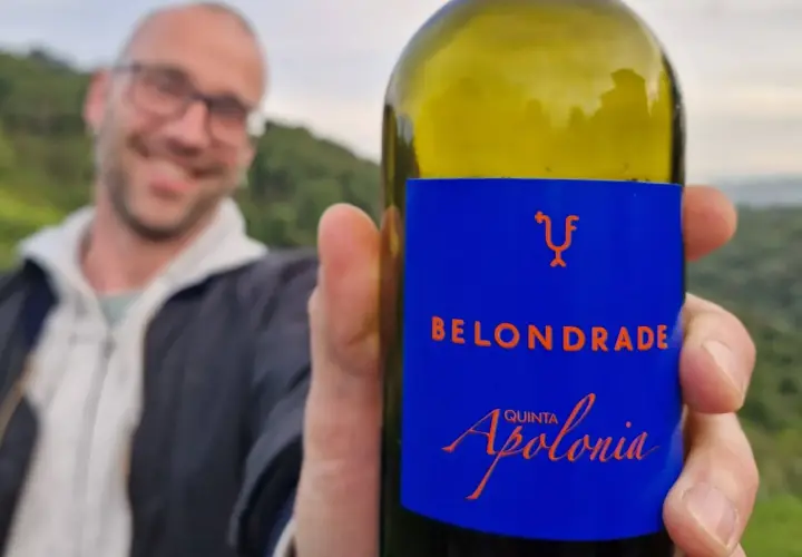 Mann hält Flasche Belondrade Quinta Apolonia, ein perfekter sommerwein spanien.