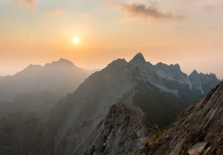 Albe rosate sulle Alpi Apuane, dove sono queste maestose vette rocciose che si stagliano contro il cielo al tramonto.