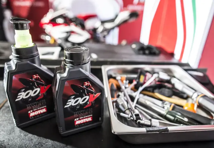 Dwie butelki oleju Motul 300V obok narzędzi. Czy Motul jest lepszy do motocykli sportowych?