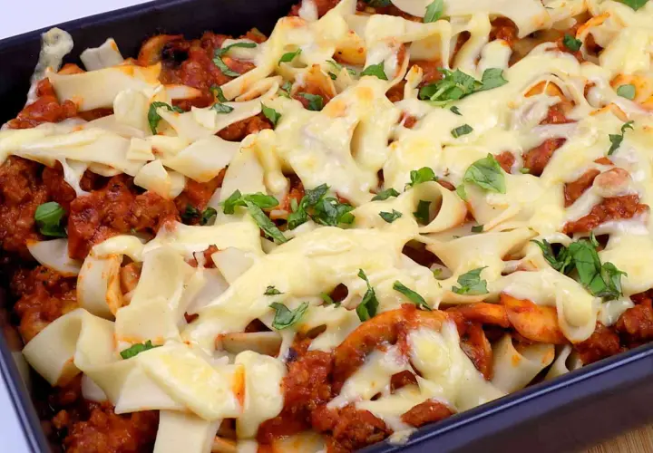 Szybka zapiekanka z makaronem penne i mięsem mielonym na obiad