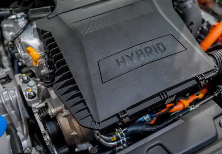 Silnik hybrydowy Toyoty Yaris. Akumulator 12V znajduje się pod osłoną z napisem HYBRID.