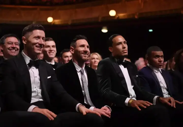 Piłkarze Robert Lewandowski, Leo Messi, Virgil van Dijk i Kylian Mbappé siedzą w pierwszym rzędzie podczas gali Złotej Piłki.