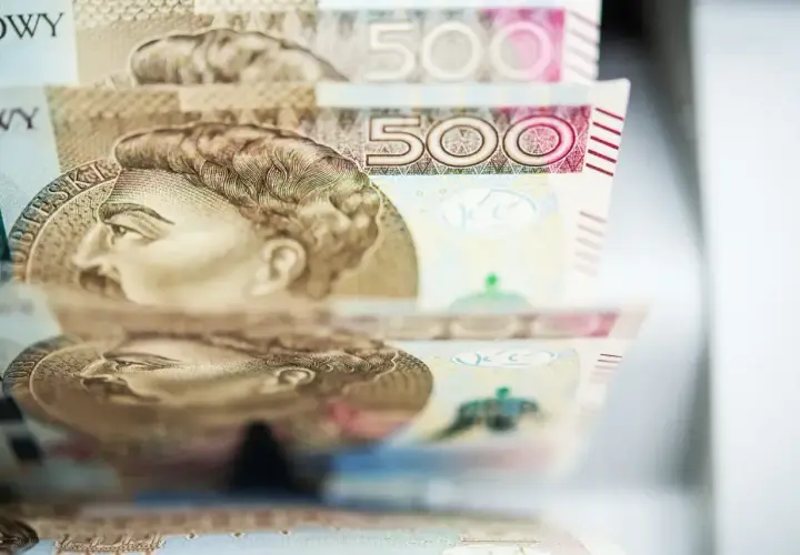 Stos pięciusetzłotowych banknotów, z widocznym portretem Sobieskiego. Taki duży ZUS to marzenie wielu.