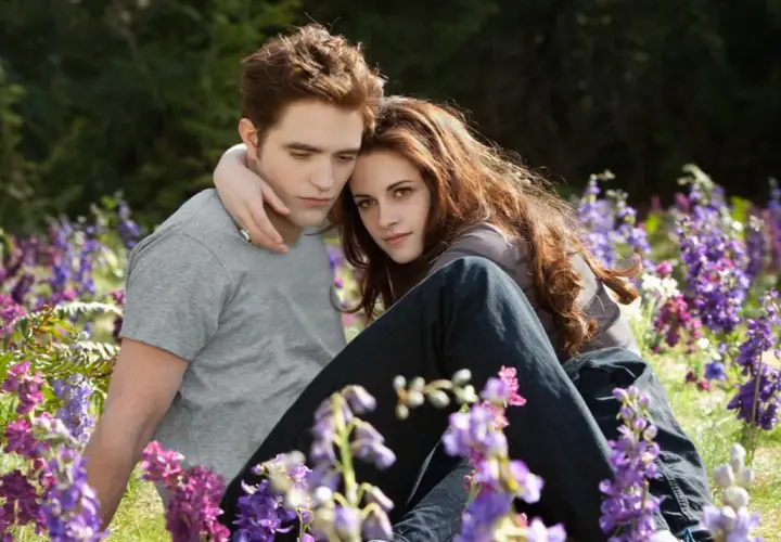 Bella i Edward w otoczeniu fioletowych kwiatów, scena z sagi Zmierzch 6.