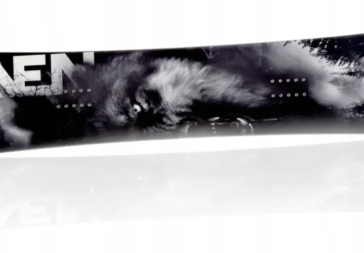 Deska snowboardowa z wilkiem i lasem. To jest firma Raven Snowboard.