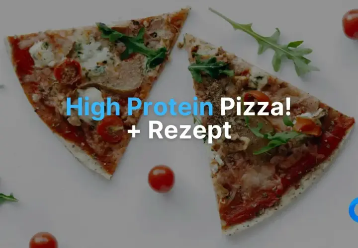 Zwei Stücke High Protein Pizza mit Tomaten und Rucola. Der Teig ist dünn und knusprig.