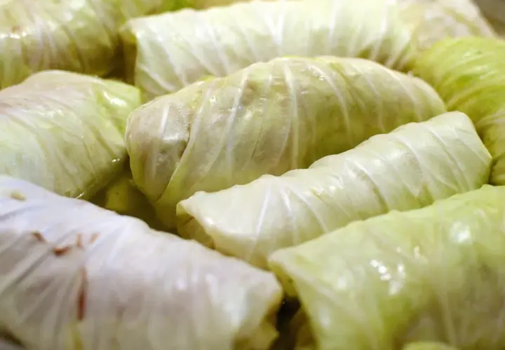 Gotowe do gotowania gołąbki zawinięte w liście kapusty. Aromatyczne danie, które zachwyci każdego.