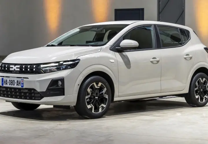 Biały Dacia Sandero z nowoczesnym grillem i felgami. Idealny do miasta i na dalsze trasy.