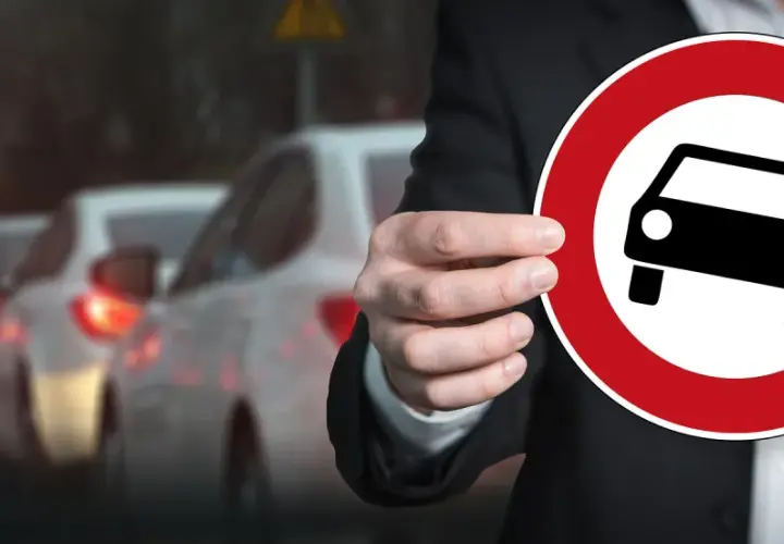 Divieto di circolazione per auto diesel Euro 2. Traffico bloccato, auto ferme in coda.