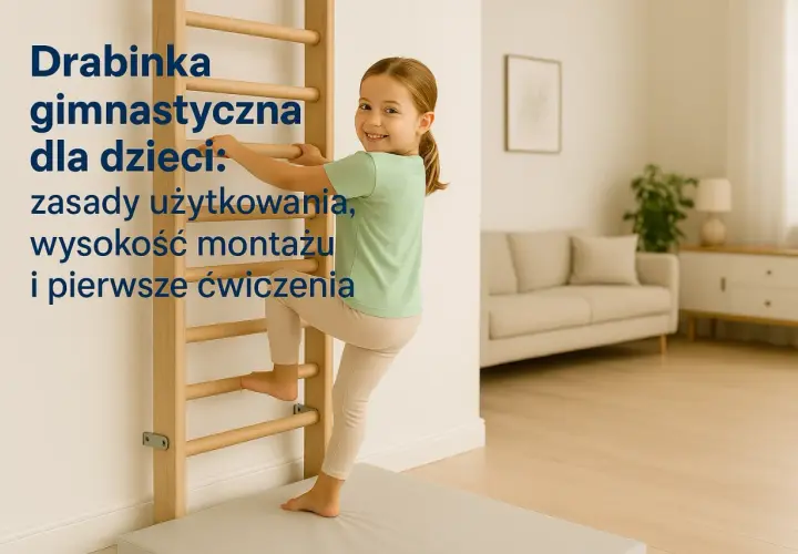 Uśmiechnięta dziewczynka wspina się po drabince gimnastycznej, wykonując pierwsze ćwiczenia.