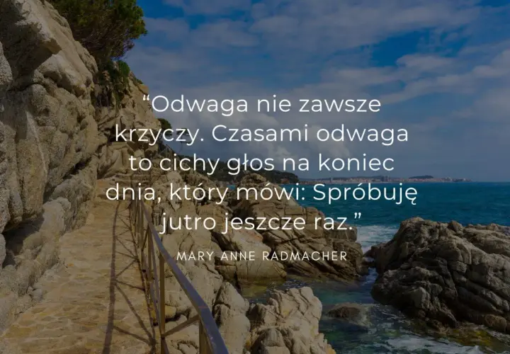 Piękny krajobraz nad morzem z cytatem o życiu: "Odwaga nie zawsze krzyczy. Czasami odwaga to cichy głos na koniec dnia, który mówi: Spróbuję jutro jeszcze raz.
