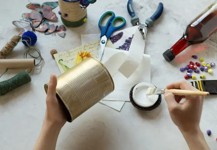 Zaczynamy decoupage krok po kroku! Malowanie puszki klejem, przygotowanie do ozdabiania motylami i innymi elementami.