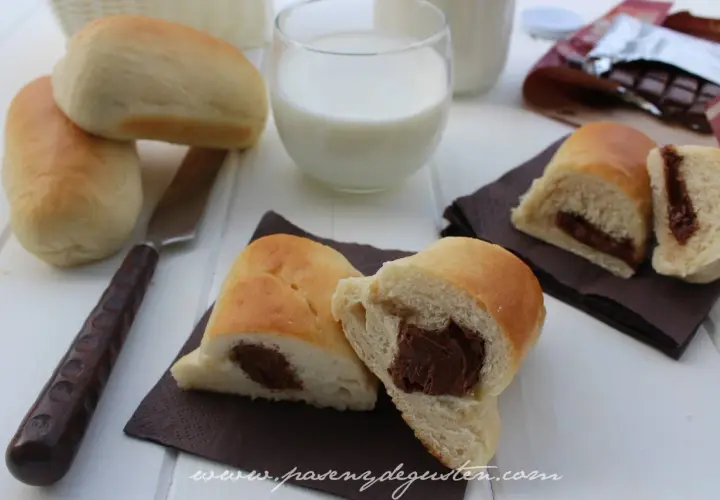 Pan de leche con chocolate, suave y esponjoso, relleno de cremoso chocolate. Perfecto para un desayuno o merienda deliciosa.