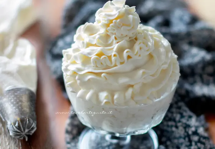 Coppa di golosa crema di latte, decorata con una sac à poche, pronta per essere gustata.