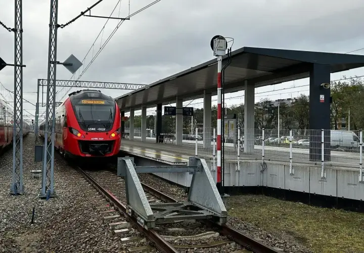 Czerwony pociąg PKP stoi na peronie. Co to znaczy? To początek podróży!