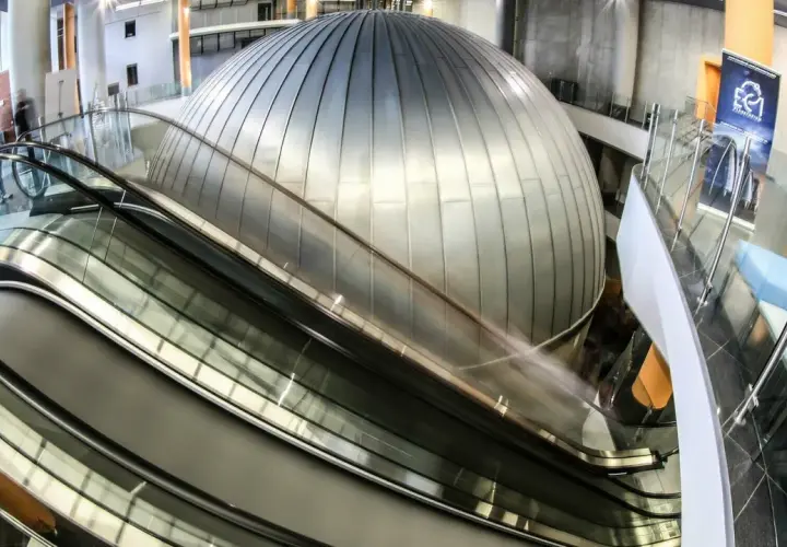 Nowoczesne wnętrze z kopułą i ruchomymi schodami. EC1 Planetarium to miejsce, które warto zobaczyć, pełne naukowych atrakcji.