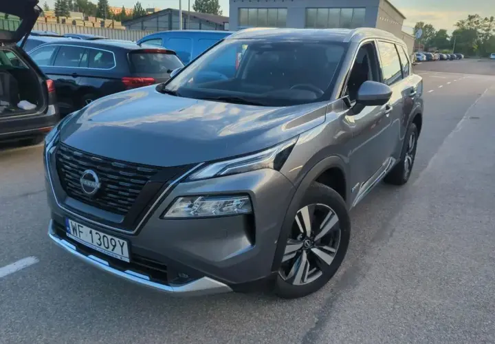 Szary Nissan Qashqai, idealny do rodzinnych wyjazdów. Sprawdź ofertę nissan leasing i ciesz się nowym autem!