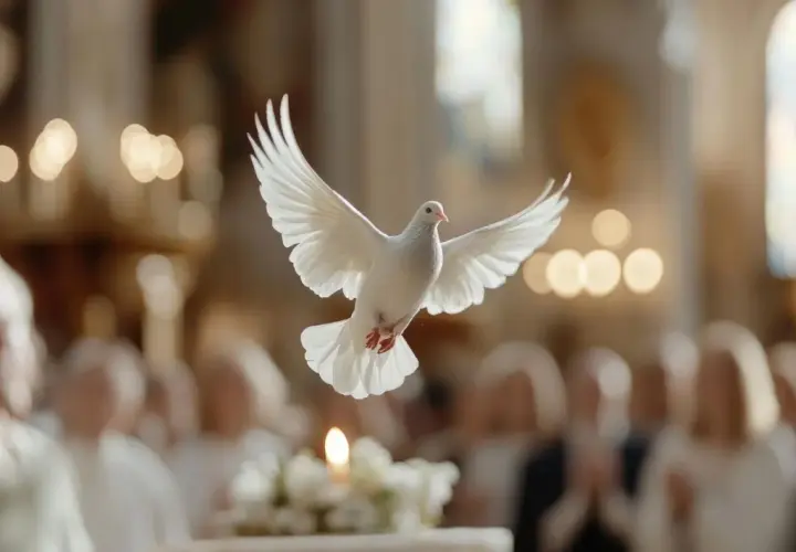 Biały gołąb symbolizujący Ducha Świętego unosi się nad zgromadzonymi podczas uroczystości bierzmowania w kościele.