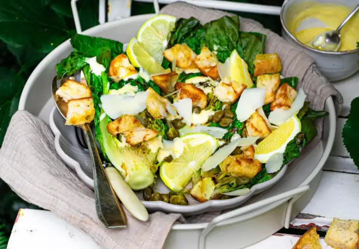 Frischer Salat mit gegrillten Croutons, Kapern und Parmesan – perfekte salate zum grillen. Dazu eine cremige Sauce.