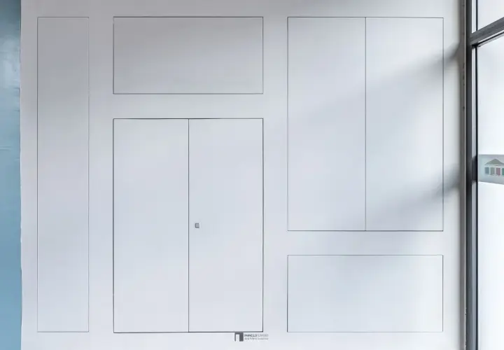 Pannelli a filo muro con ante in cartongesso, un design minimalista che nasconde accessi e vani.