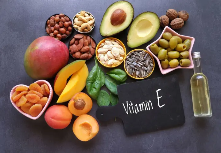 Vielfältige vitamin e lebensmittel: Mandeln, Sonnenblumenkerne, Avocado, Nüsse, Mango, Aprikosen, Spinat, Oliven und Öl.