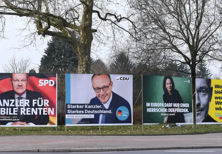 Plakate für die Wahl: SPD wirbt mit Kanzler für stabile Renten, CDU mit starkem Kanzler für Deutschland, Grüne für Frieden, FDP für Wohlstand durch Wirtschaftswachstum.